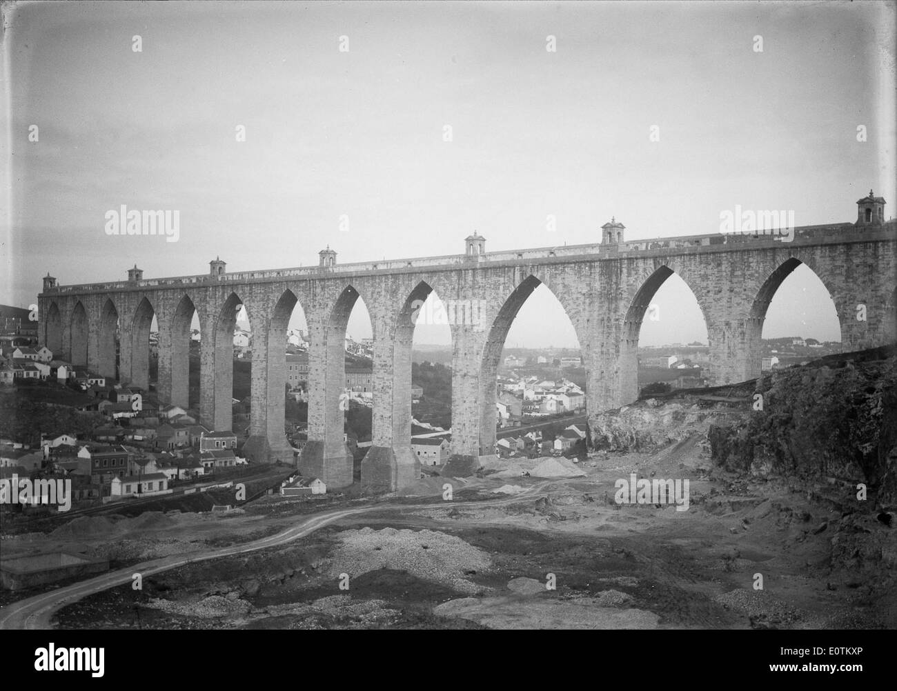 L'Aqueduto das Águas Livres, situato a Lisbona, in Portogallo, è un iconico acquedotto del XVIII secolo utilizzato per fornire acqua alla città. Si estende per diversi chilometri ed è conosciuta per la sua impressionante architettura, tra cui grandi archi che si stagliano contro il paesaggio della città. Foto Stock