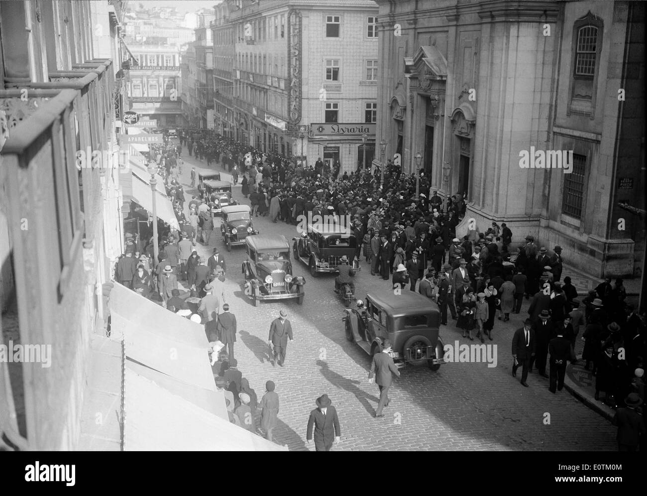 Rua Garret a Lisbona è una strada conosciuta per il suo significato culturale e storico. È sede di vari negozi, caffè e luoghi culturali, contribuendo alla vivace vita cittadina di Lisbona. Foto Stock