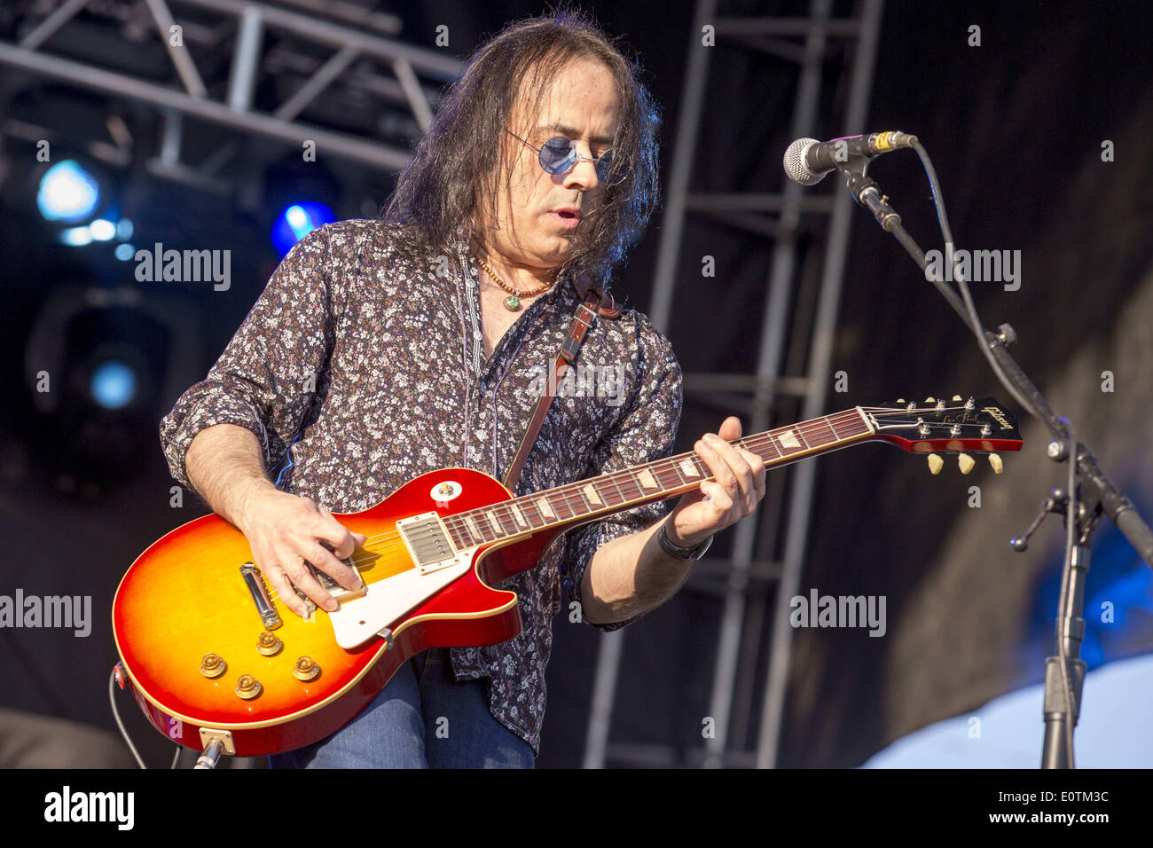 Columbus, Ohio, Stati Uniti d'America. 18 Maggio, 2014. Il chitarrista TONY CANTANIA di Jason Bonham Led Zeppelin esperienza suona dal vivo al Rock sulla gamma music festival in Columbus, Ohio © Daniel DeSlover/ZUMAPRESS.com/Alamy Live News Foto Stock
