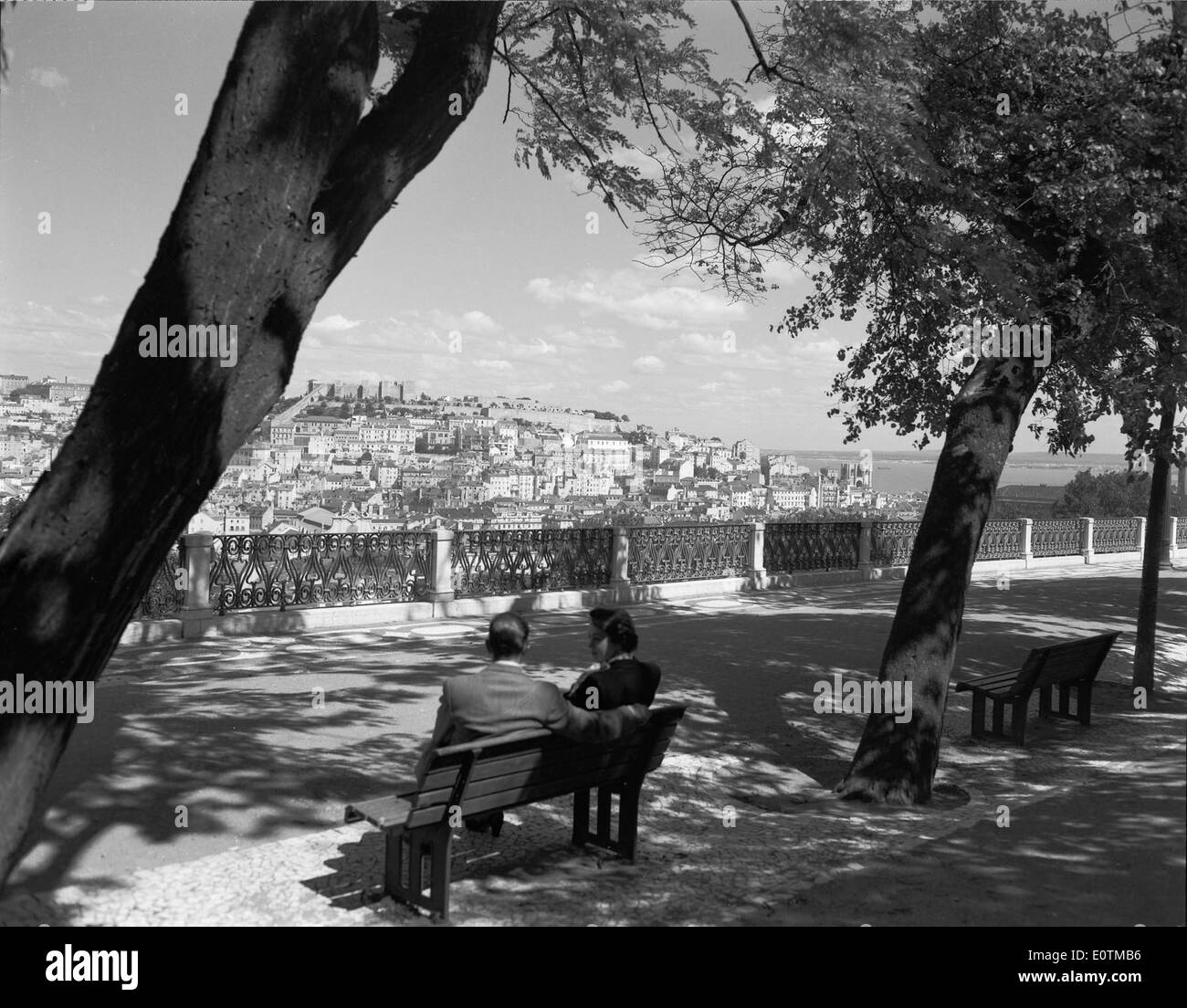 Jardim de São Pedro de Alcântara è un giardino storico situato a Lisbona, Portogallo. Il giardino offre vedute panoramiche della città ed è un esempio del paesaggio architettonico della regione. E' un sito popolare sia per la gente del posto che per i turisti. Foto Stock