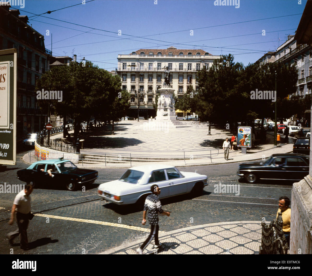Una fotografia di Luís de Camões a Lisbona, Portogallo, che mostra lo status iconico della piazza pubblica e i suoi edifici storici circostanti. Foto Stock