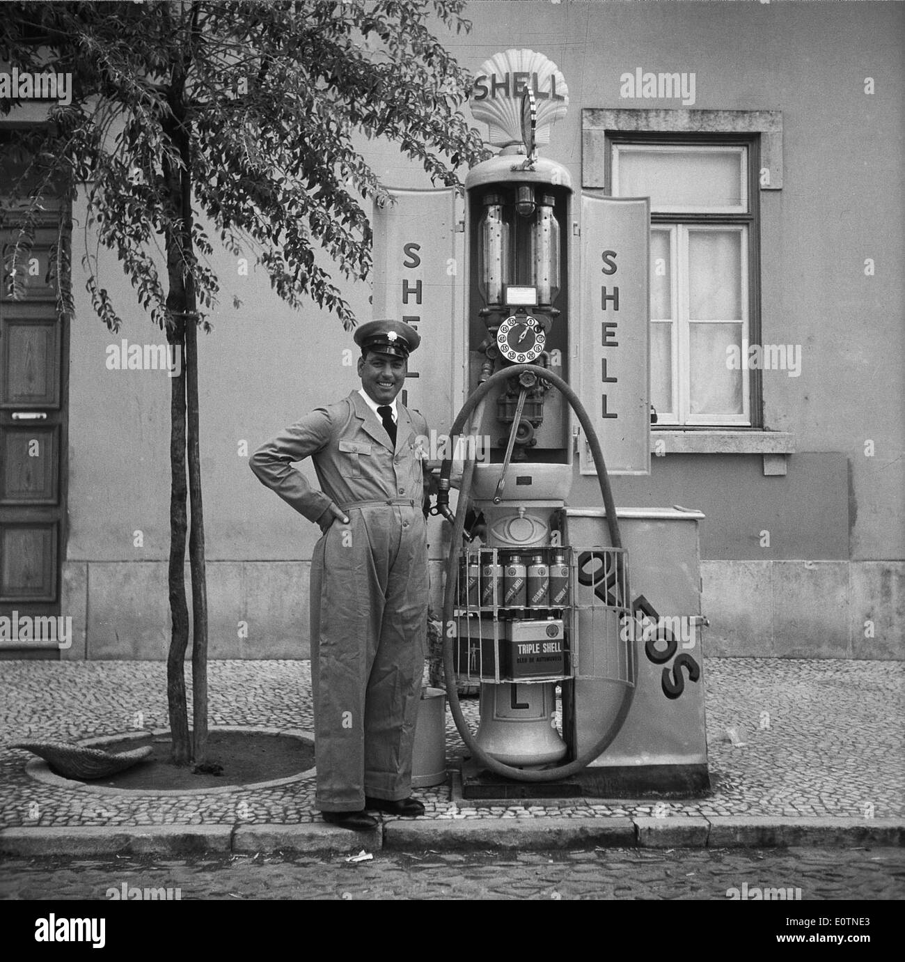 Una stazione di benzina a Lisbona fa parte delle infrastrutture della città, fornendo carburante per i trasporti e sostenendo l'economia urbana. Foto Stock