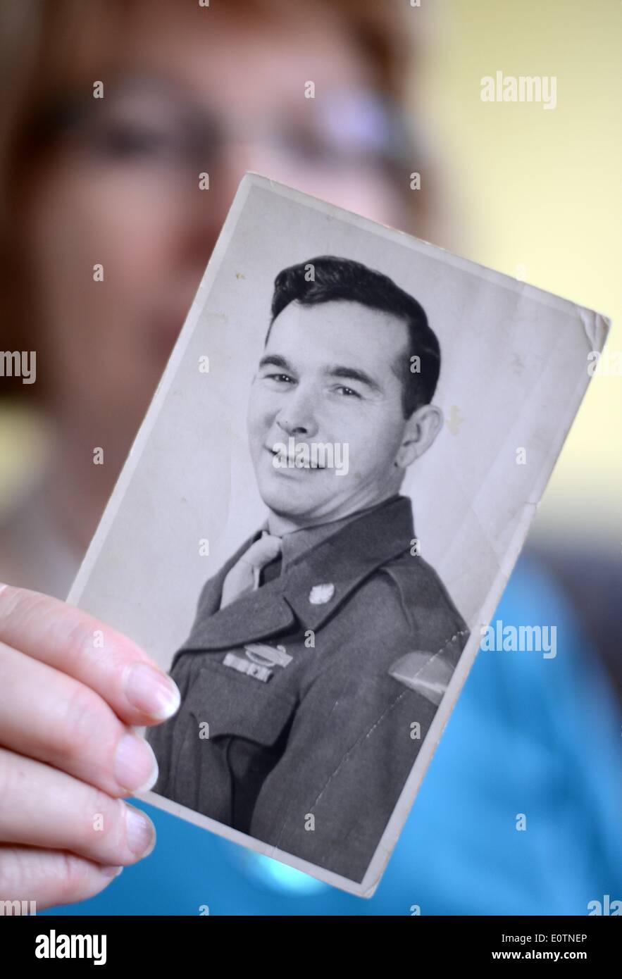 Kassel, Germania. 19 Maggio, 2014. Ilona Laudien presenta una foto di suo padre James Wilson Ramsey a Kassel in Germania, 19 maggio 2014. Lei è una cosiddetta occupazione bambino, il suo padre era un soldato americano in Germania nel WW II. Al fine di aiutare gli altri con un destino simile, ha iniziato una selh-gruppo di assistenza per noi figli di occupazione in Kassel. Foto: UWE ZUCCHI/DPA/Alamy Live News Foto Stock