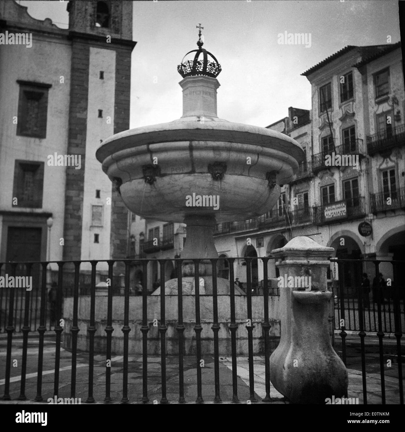 Prac do Giraldo è una piazza centrale di Évora, in Portogallo, notevole per la sua architettura storica e il ruolo di centro culturale della città. Foto Stock