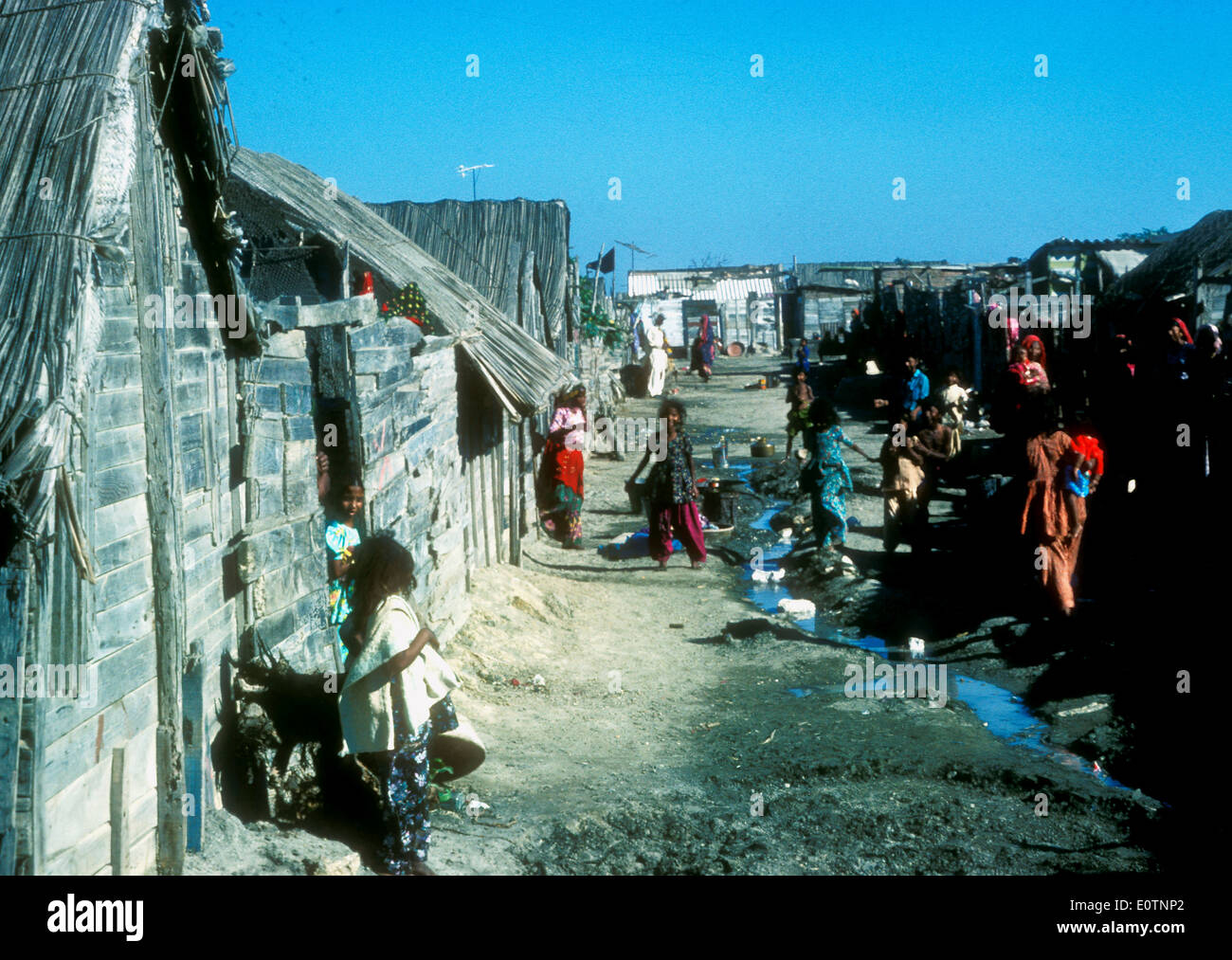 Una strada di abitazioni di baraccopoli a Karachi, Pakistan Foto Stock