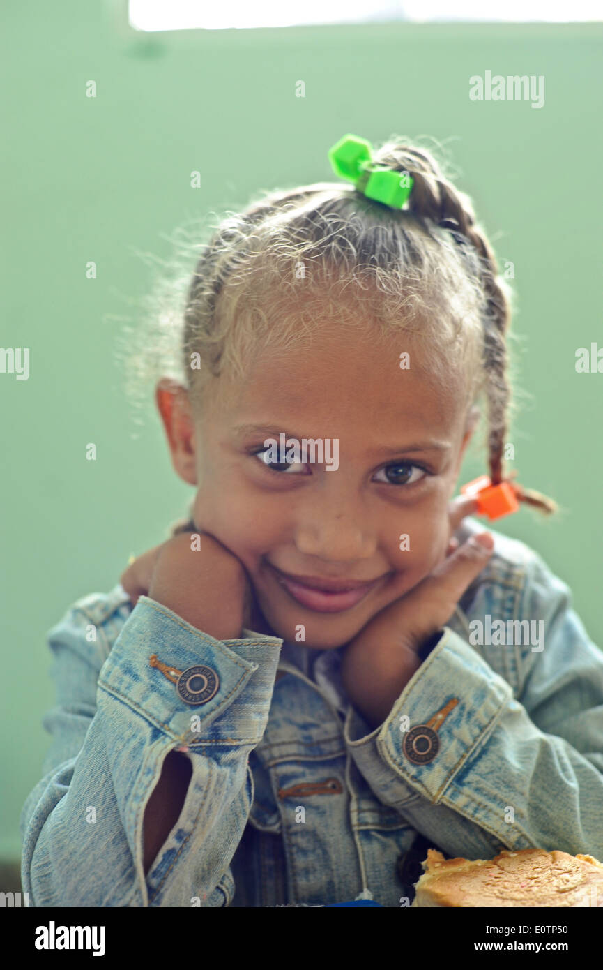 Bambini dominicani apprendimento in aula in Cabrera, accanto alla spiaggia di Playa Grande, 120 km a est di Puerto Plata Foto Stock