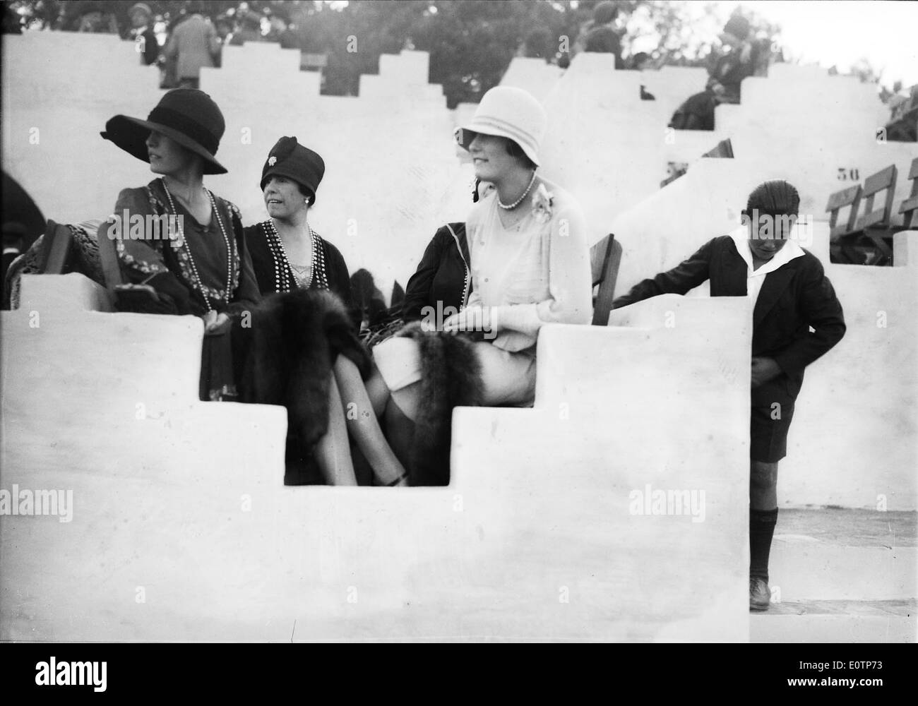 Il Concurso Hípico di Lisbona, tenutosi nel 1927, è stata una prestigiosa competizione equestre con i migliori cavalieri e cavalli. L'evento mostrava abilità equestri ed era un evento notevole nella storia sportiva di Lisbona. Foto Stock Il Concurso Hípico di Lisbona, tenutosi nel 1927, è stata una prestigiosa competizione equestre con i migliori cavalieri e cavalli. L'evento mostrava abilità equestri ed era un evento notevole nella storia sportiva di Lisbona. Foto Stock