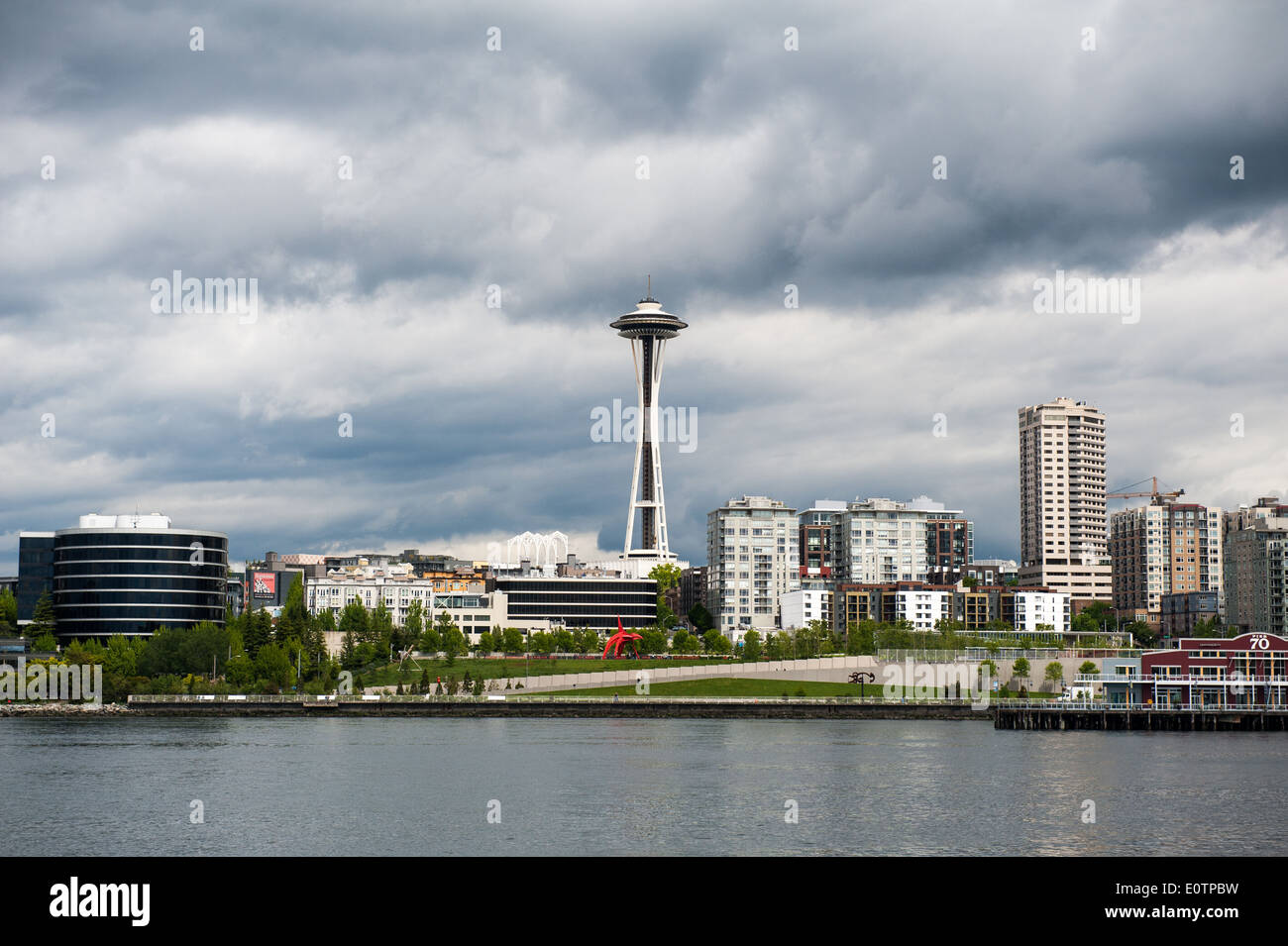 Lo Space Needle torreggia su strutture vicine a Seattle il Queen Anne quartiere. Foto Stock