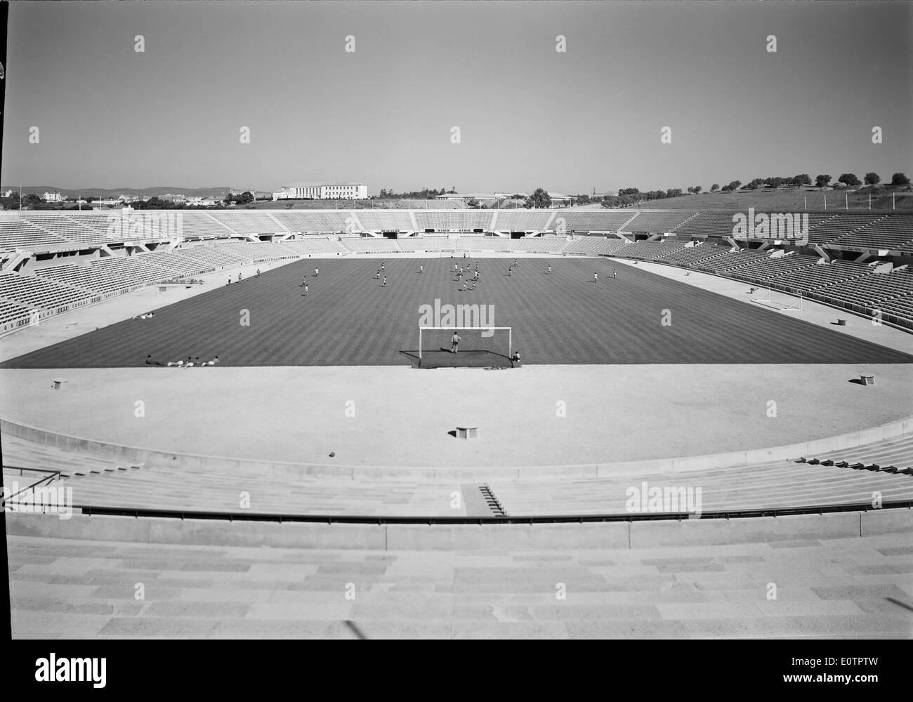Lo Estádio da Luz, situato a Lisbona, è uno storico stadio di calcio inaugurato nel 1954. È stata la sede della squadra di calcio SL Benfica ed è conosciuta per il suo ruolo significativo nella storia dello sport portoghese. Foto Stock