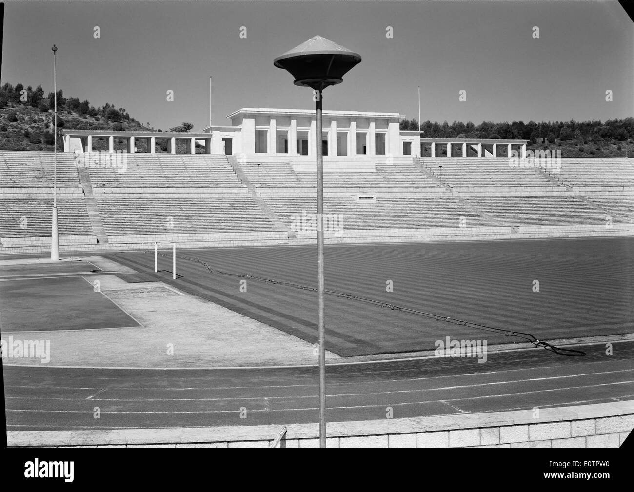 L'Estádio Nacional di Lisbona è il principale stadio di calcio del Portogallo, fondato nel 1944. Ha ospitato numerosi importanti eventi sportivi ed è un luogo chiave per le partite di calcio portoghesi. Foto Stock