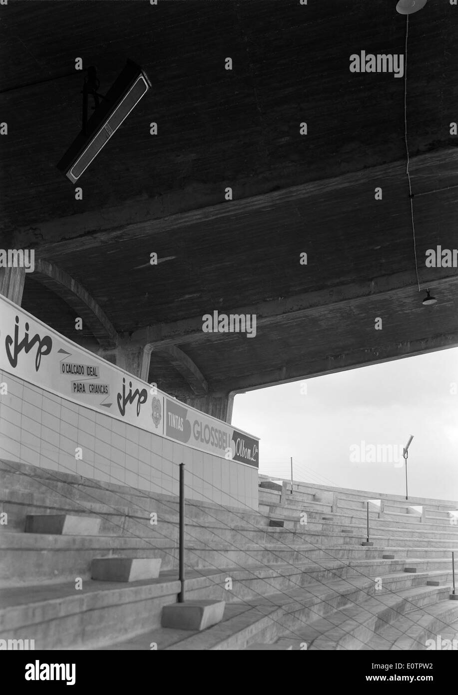 Lo Estádio José de Alvalade di Lisbona, sede dello Sporting CP, è un iconico stadio di calcio noto per la sua architettura moderna. Progettato pensando all'esperienza dei tifosi, è un punto di riferimento nella cultura sportiva di Lisbona. Foto Stock