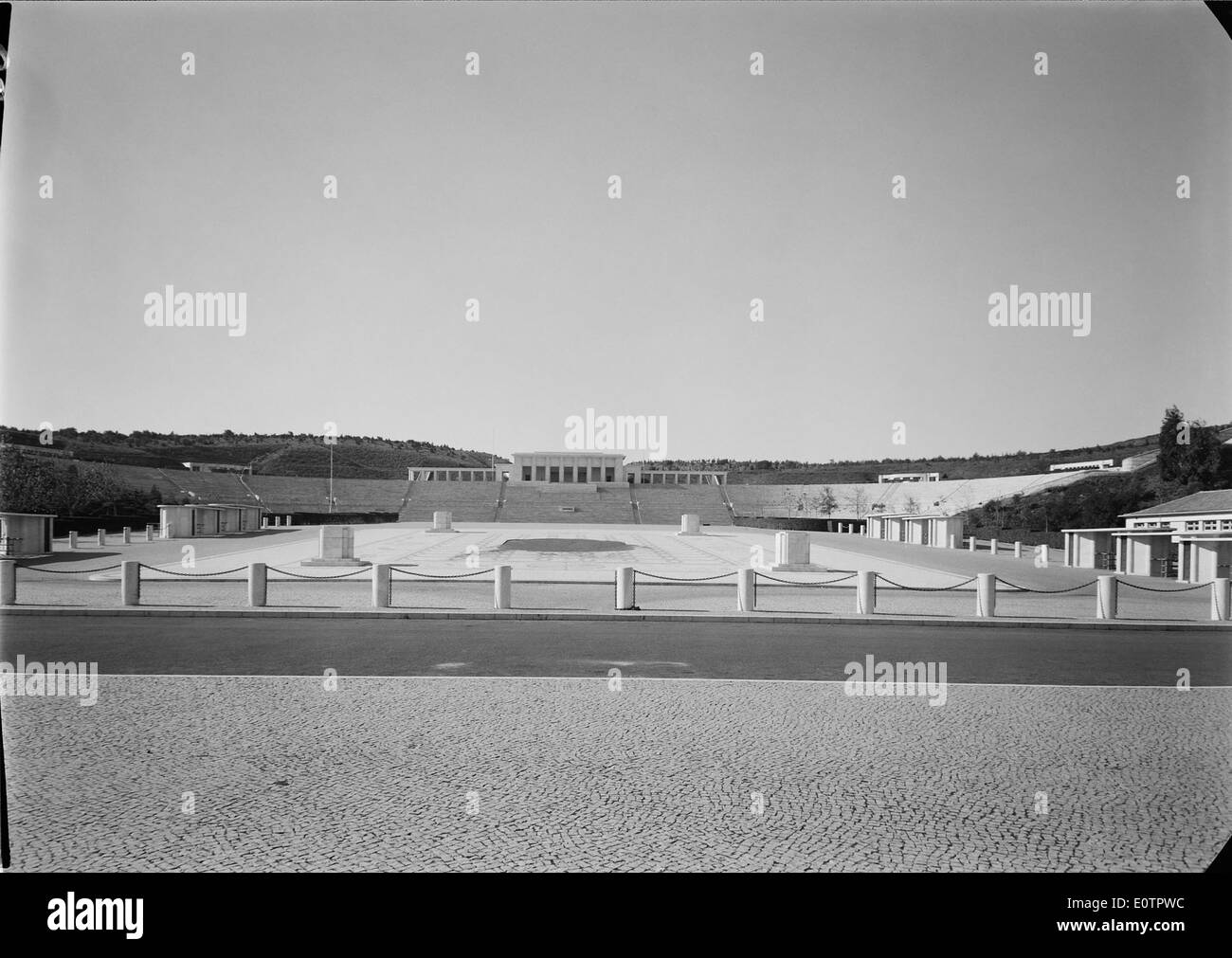 L'Estádio Nacional di Lisbona, fondato nel 1944, è un importante stadio di calcio in Portogallo. Ha ospitato numerose importanti partite di calcio, tra cui competizioni internazionali, ed è noto per il suo ruolo storico nel calcio portoghese. Lo stadio è un punto di riferimento nella cultura sportiva portoghese. Foto Stock
