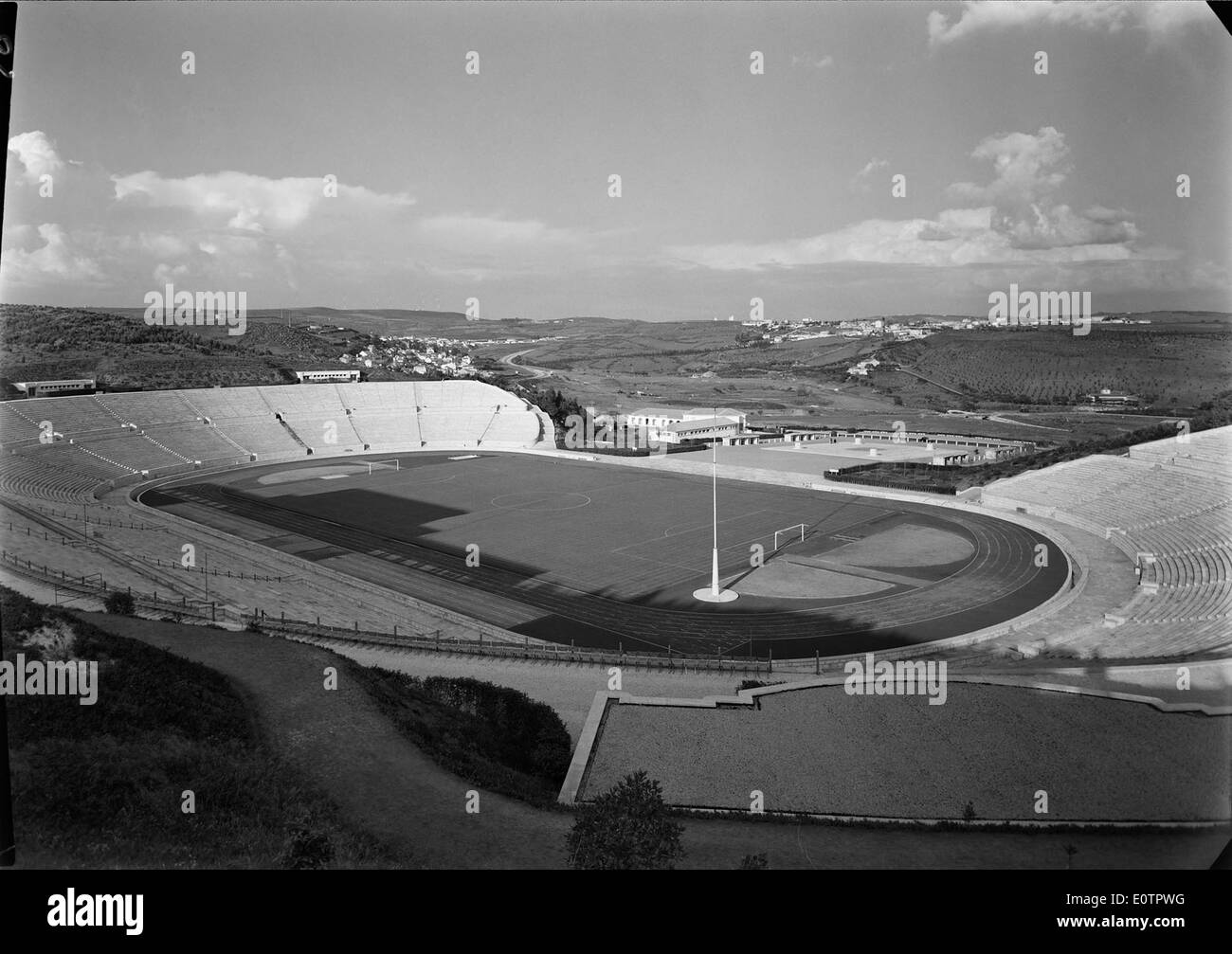 Lo Estádio Nacional di Lisbona, in Portogallo, è uno storico stadio di calcio. Costruito nel 1944, è stato progettato dall'architetto Francisco Caldeira Cabral. Catturato da Horácio Novais e Jorge Segurado, lo stadio occupa un posto significativo nella storia del calcio portoghese. Foto Stock