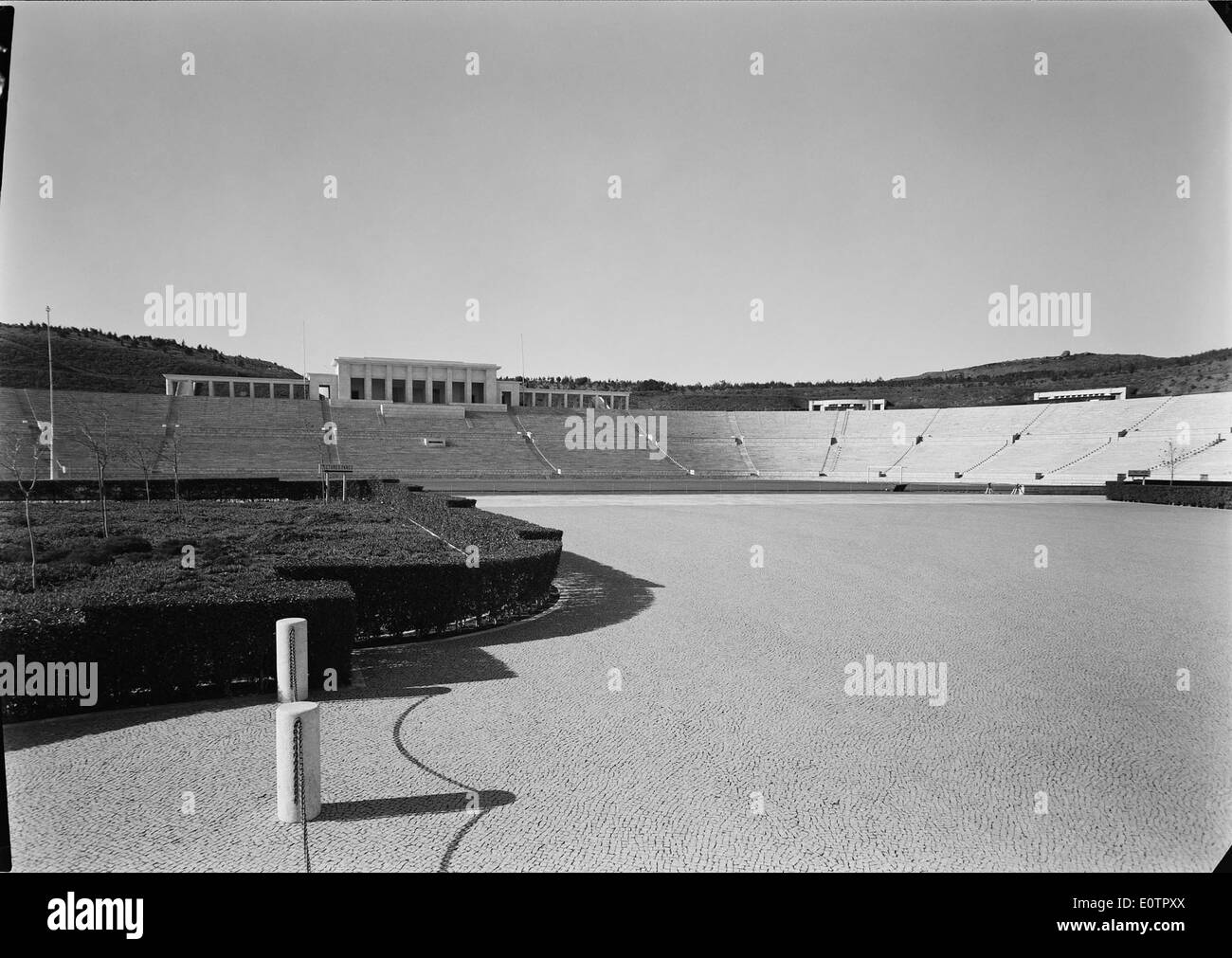 Lo Estádio Nacional è un importante stadio di calcio situato a Lisbona, in Portogallo. Costruito nel 1944, è un punto di riferimento significativo nella storia dello sport portoghese, ospitando importanti partite di calcio ed eventi nazionali. Foto Stock