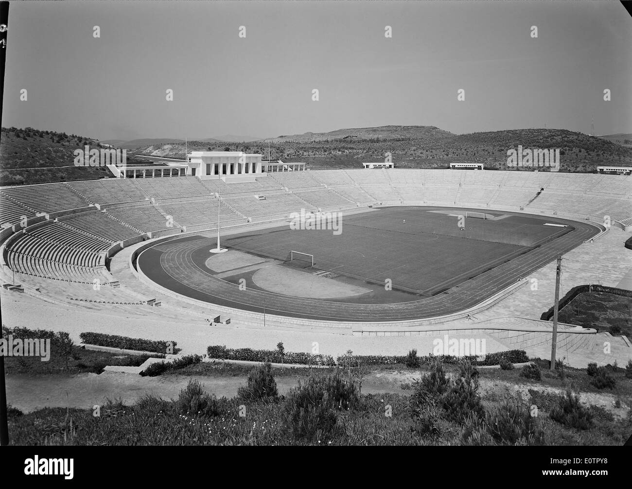 L'Estádio Nacional di Lisbona, costruito nel 1944, è uno storico stadio di calcio noto per ospitare eventi nazionali e internazionali, tra cui partite di calcio ed eventi culturali. Foto Stock