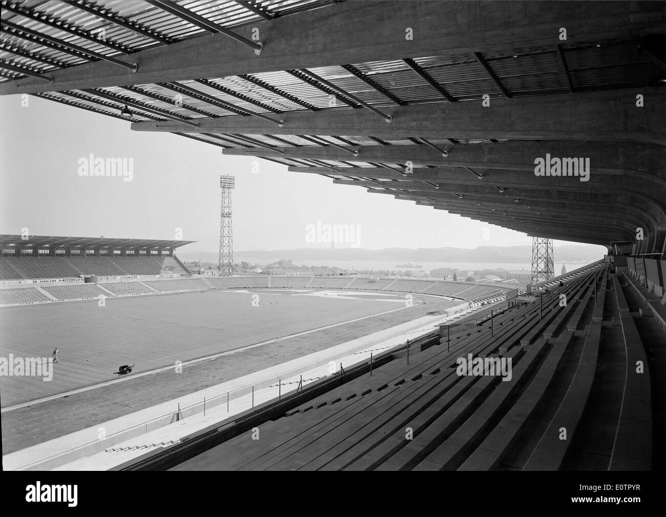 Lo Estádio do Restelo, costruito nel 1956, è uno stadio di calcio situato a Lisbona, in Portogallo. È noto per ospitare vari eventi calcistici, tra cui partite importanti per la nazionale e le squadre locali. Foto Stock