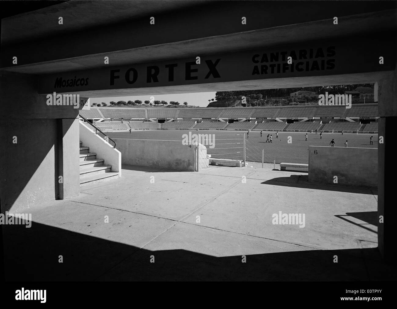 Lo Estádio da Luz a Carnide, Lisbona, fu originariamente costruito nel 1954 come stadio di casa della squadra di calcio S.L. Benfica. Conosciuta per la sua grande capacità e il suo ruolo iconico nel calcio portoghese, rimane una sede importante nella storia dello sport del paese. Foto Stock