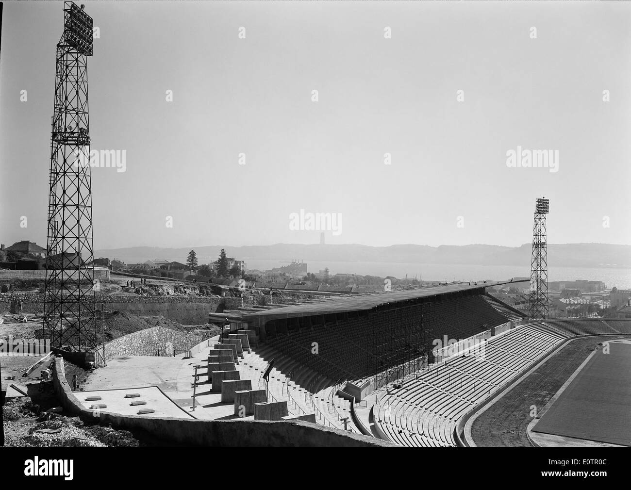 Estádio do Restelo, con sede a Lisbona, in Portogallo, è stata fondata nel 1956. È un importante stadio di calcio ed è stato sede del club C.F. OS Belenenses, noto per la sua storia sportiva e le sue partite iconiche. Foto Stock