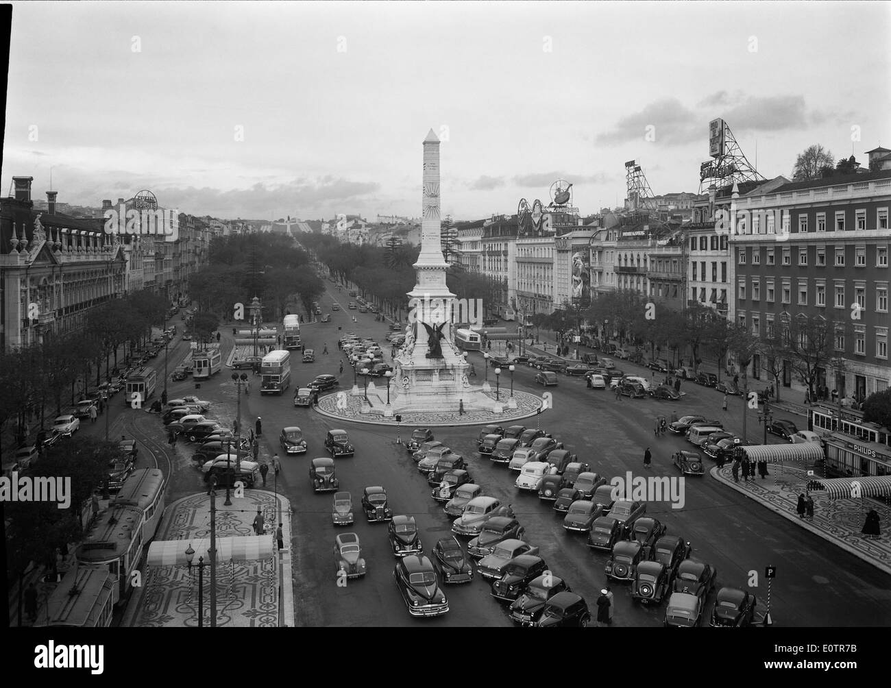 La piazza Prac dos Restauradores è una piazza importante di Lisbona, dedicata alla guerra di restaurazione del Portogallo. La piazza presenta monumenti e statue che commemorano questo momento cruciale nella storia della nazione. Foto Stock