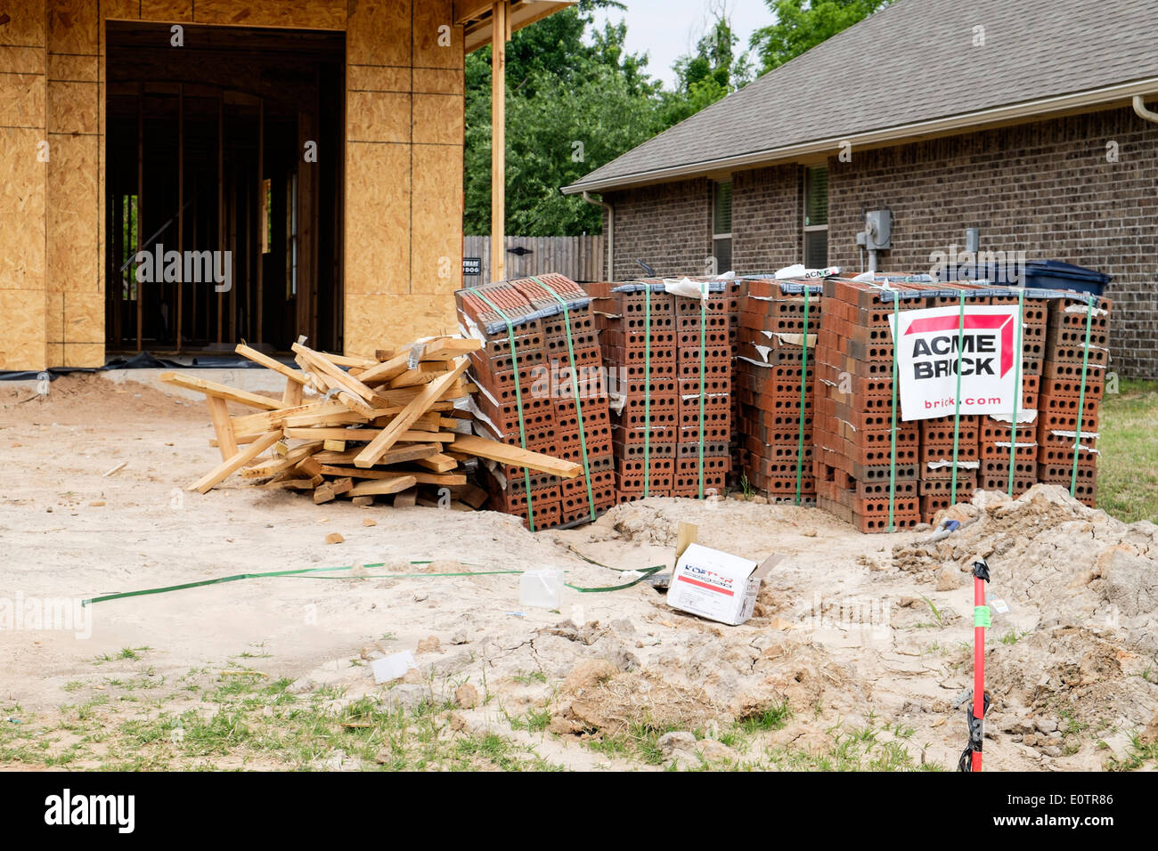 Nuova costruzione in casa, mostrando le pile di mattoni pronto per essere applicato ad una nuova casa. Oklahoma City, Oklahoma, Stati Uniti d'America. Foto Stock