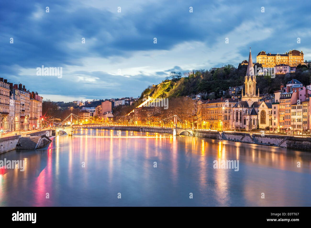 Vista del fiume Saone nella città di Lione alla sera, Francia Foto Stock