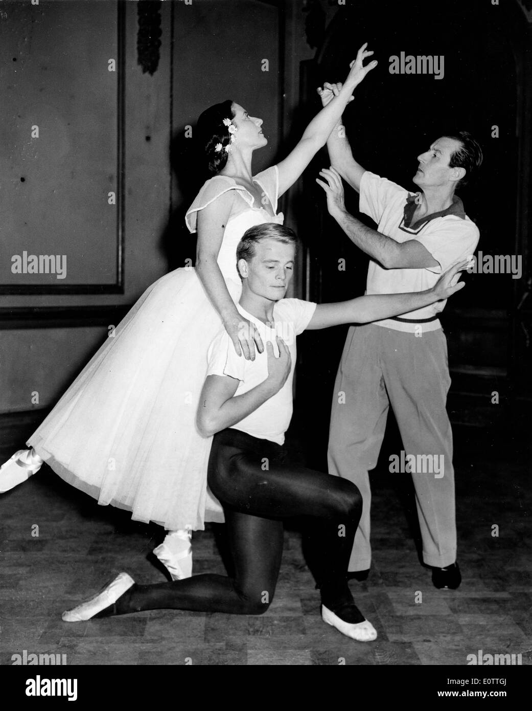 Ballerina Anton Dolin ripete con compagni in ghisa Foto Stock