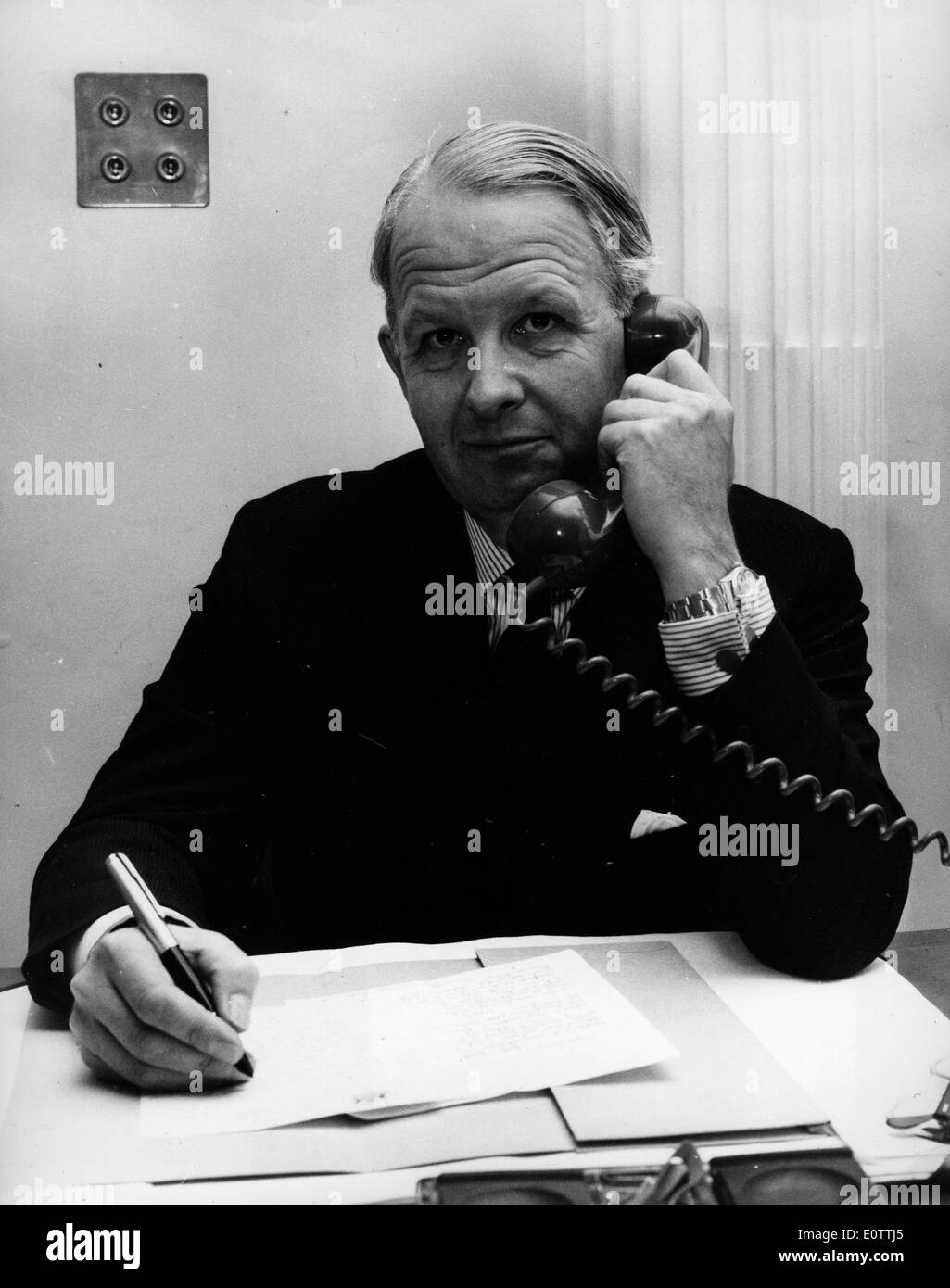 Il Primo Ministro Brian Faulkner sul telefono Foto Stock
