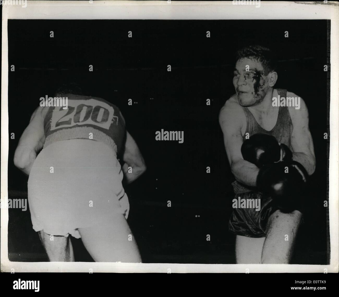 Sett. 09, 1960 - Il 1960 in occasione dei Giochi Olimpici di Roma. Peso mosca contest ( Boxe terza serie ): mostra fotografica di P. Curcetti, dell'Italia, soffre con un male tagliata occhio durante il suo peso mosca contest ( terza serie ) contro A. Elguindi, della Repubblica araba unita Elguindi ha vinto il concorso su punti e dovrà inserire i quarti di finale. Foto Stock