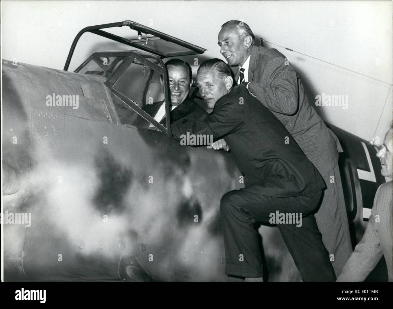 Sett. 09, 1960 - un vecchio conoscente...ho incontrato questi tre piloti su Venerdì, Settembre 2nd, 1960 nel Museo tedesco a Monaco di Baviera: un ''Me 109'' che è stato dato come un presente dell Aeronautica Militare Spagnola Ministero per il Museo Tedesco in Minuch dal costruttore, il Professor Dr.-Ing. E.H. Willy Messerschmitt (MESSERSCHMITT). Allo stesso tempo il 25esimo compleanno del tedesco più famoso aereo da combattimento della Seconda Guerra Mondiale è stata celebrata Foto Stock