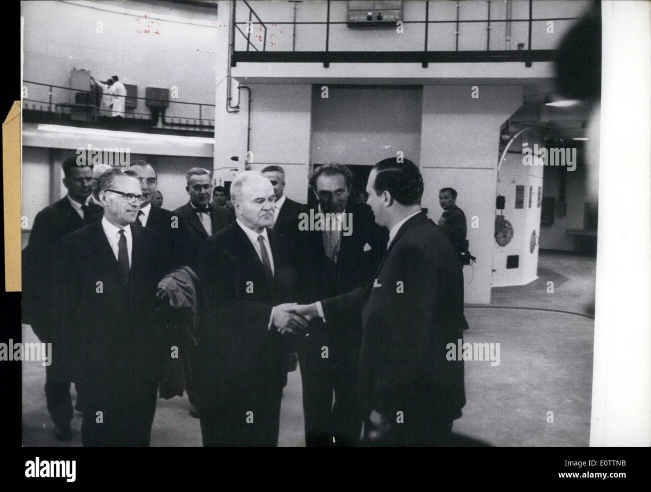 Sett. 09, 1960 - Primo austriaco reattore atomico inaugurato: Il delegato sovietico presso l'Agenzia internazionale per l'energia atomica Consiglio di Vienna, Wjatscheslaw Molotow era presente alla cerimonia di inaugurazione del primo reattore austriaca centro sul Sett. 29 a Seibersdorf. Egli è stato salutato dal docente il dott. M.J. Higatsberger, scienziato leader della Società Austriaca per l'energia atomica. Foto Stock