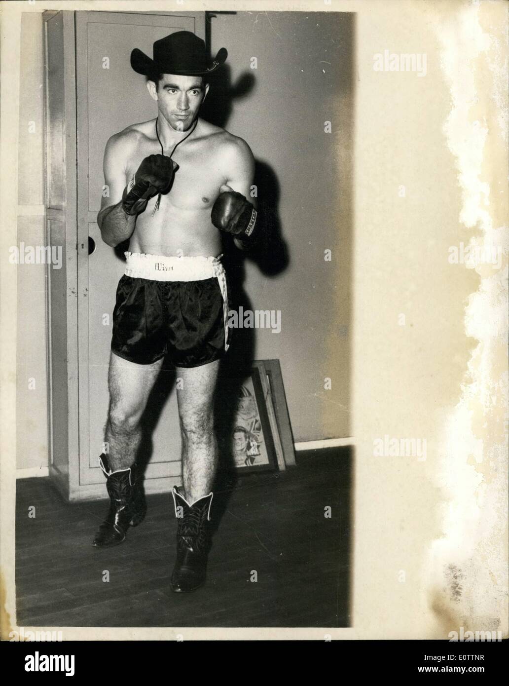 Sett. 09, 1960 - texano HEAVYWEIGHT PER SODDISFARE HENRY COOPER. Una nuova opzione è stata tenuta oggi al jack del promotore di Salomone ufficio in Gt. Windmill Street, per il texano heavyweight, Roy Harris, che combatte British heavyweight champion, HENRY COOPER, a Wembley martedì prossimo. KEYSTONE mostra fotografica di:- Roy Harris, posa indossando il cappello da cowboy e stivali - presso la reception di oggi. Foto Stock