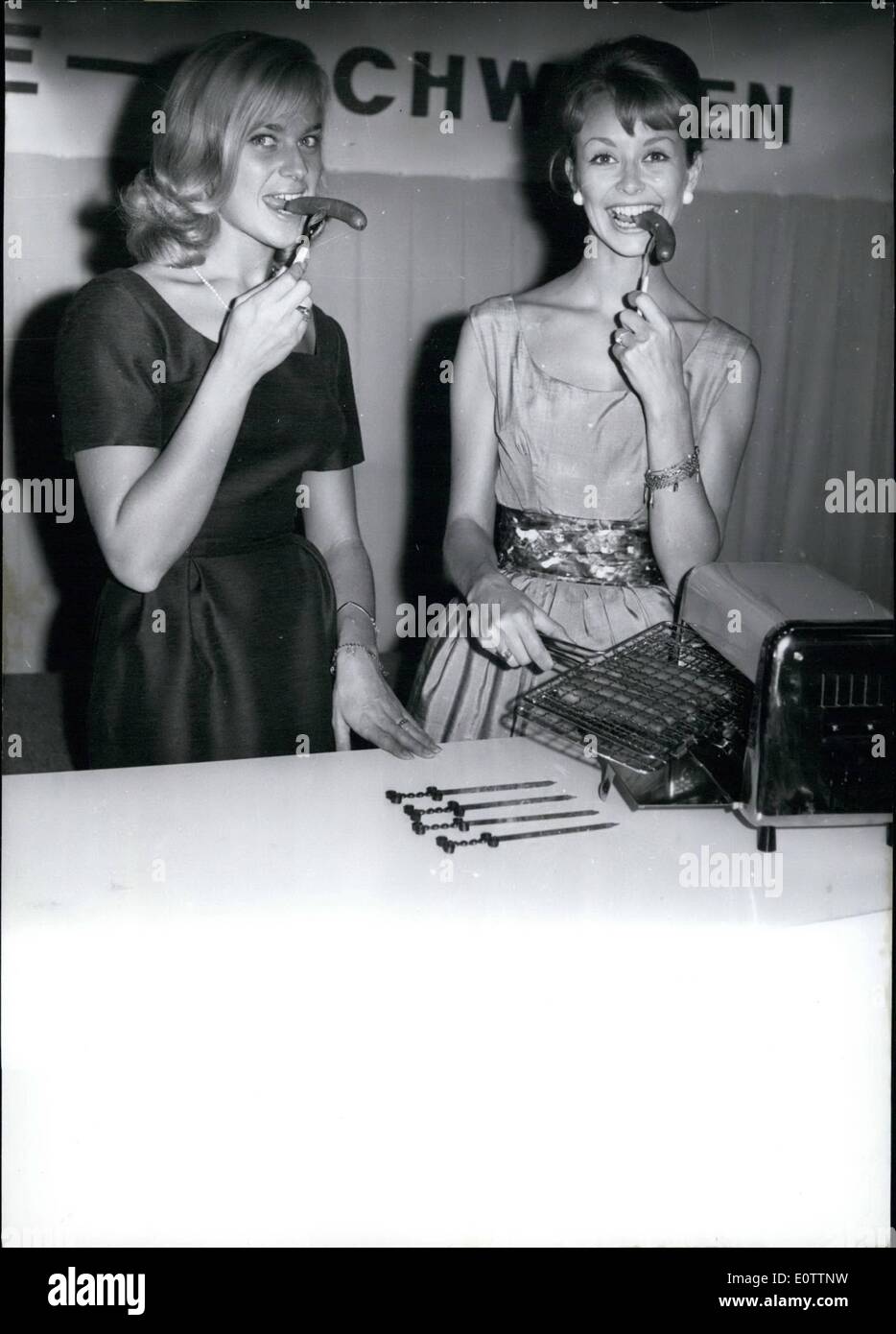 Sett. 09, 1960 - Swedish beauty queens come 'Cavalieri della Cucina" in Hamburg: nella Sala delle Nazioni sul sito espositivo ''parco Planten un Blomen" in Amburgo, entro i prossimi giorni i visitatori possono farsi rovinare di fresco con salsicce alla griglia dallo svedese regine di bellezza Miss Svezia Britt Gaardman (Britt Gaardman) -sinistra e televisione Miss Sonja Carnolf (Sonja Carnolf) -destra- Foto Stock