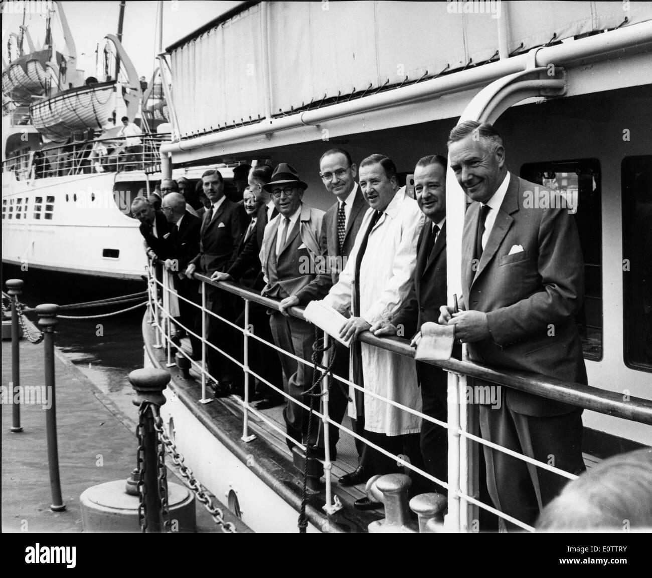 Imprenditore Henry Ford II su una barca con gli amici Foto Stock