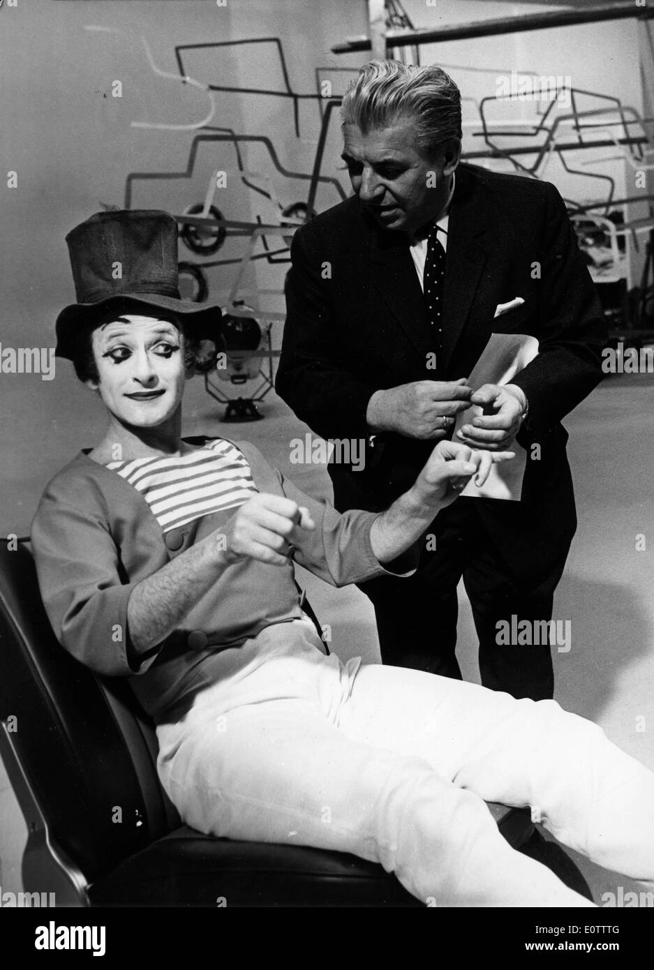 Mimo francese Marcel Marceau che agiscono in una scenetta Foto Stock