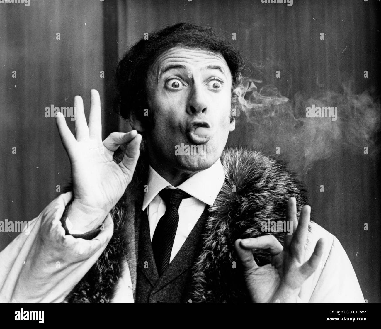 Mimo francese Marcel Marceau soffiando il fumo al di fuori della sua bocca Foto Stock