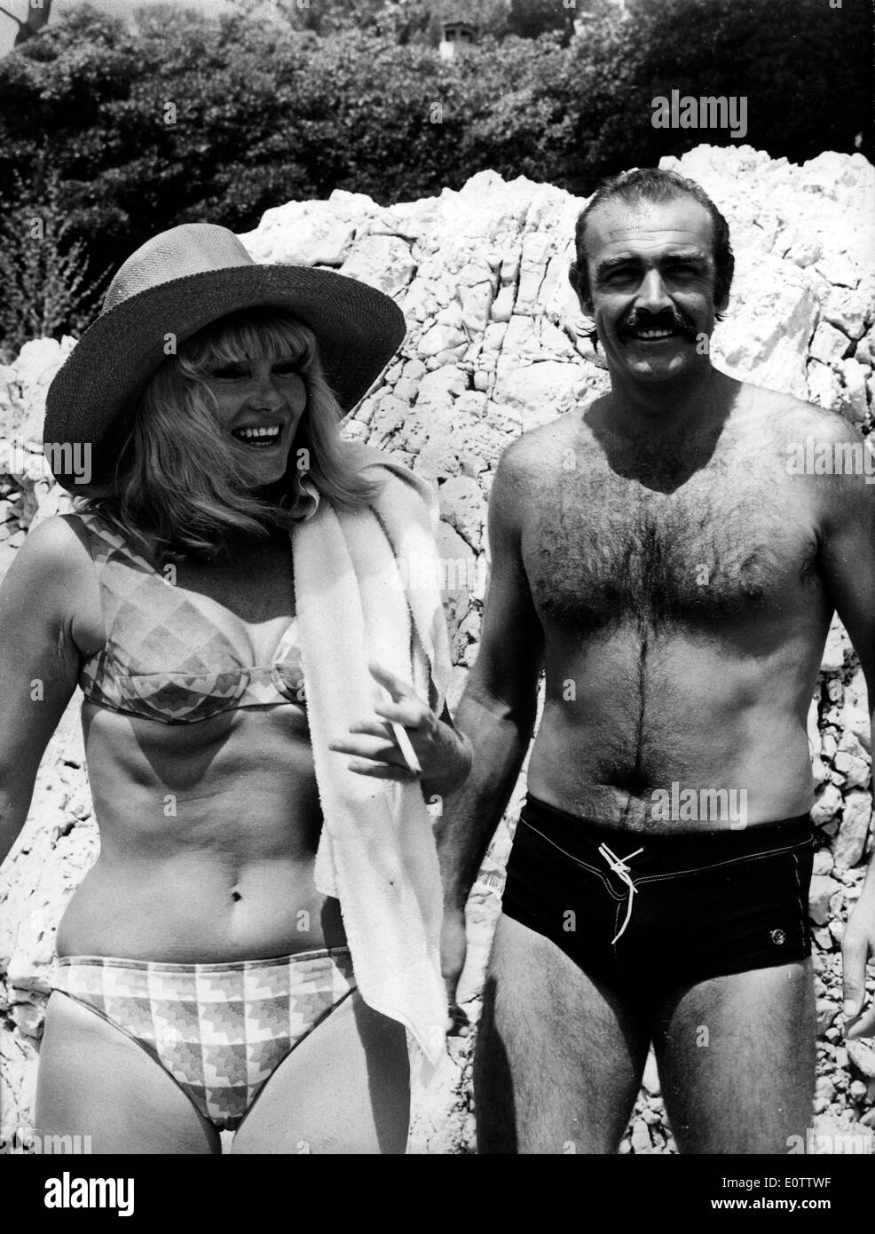 Attore Sean Connery in spiaggia con la moglie Diane Cilento Foto Stock