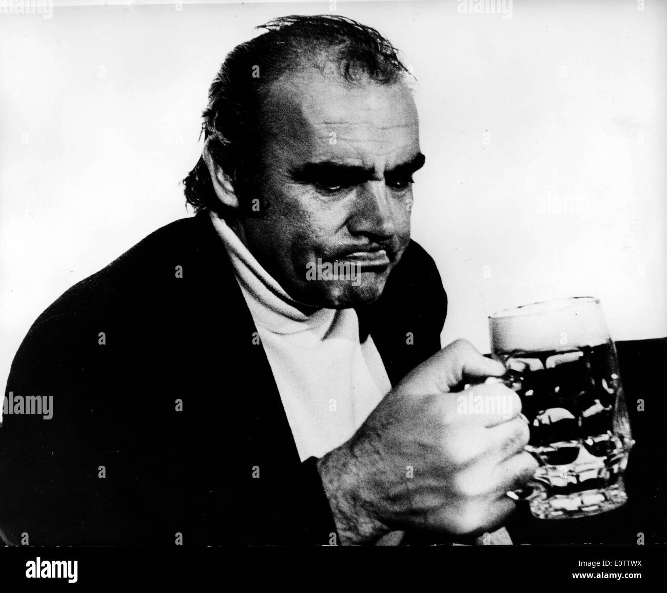 Attore Sean Connery gode di una bevanda Foto Stock