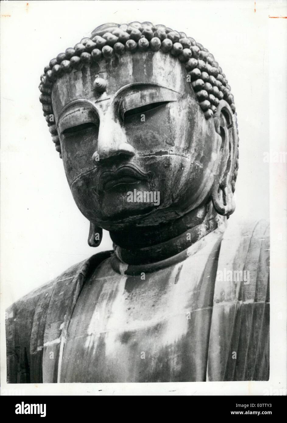 Sett. 09, 1960 - enorme Buddha giapponese crepe... Riparazioni a un tesoro nazionale - vicino a Tokyo. Il grande Daibutsu di Kamakura, nei pressi di Tokyo - cat nel 1252 - e che è considerato uno dei più grandi tesori nazionali del Giappone - ha sviluppato un certo numero di fessure allarmante.. Cinque ingegneri esperti sono al lavoro dentro la grande costruzione il riempimento di crepe con un composto speciale al fine di prolungare la sua esistenza. L'enorme Daibutsu rappresenta il Signore della luce senza confini. Keystone Mostra fotografica di:- la testa del Grande Buddha - che mostra alcune delle crepe in faccia e il torace Foto Stock