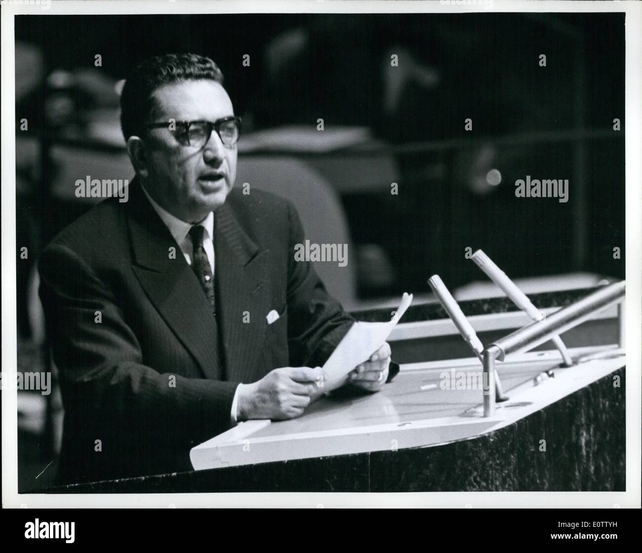 Sett. 09, 1960 - 132 Sake africana e Cipro ammessi all'ONU: un uno dei suoi primi atti, XV sessione ordinaria dell'Assemblea generale delle Nazioni Unite, che si è aperto ieri a New York, all'unanimità ammesso 14 nuovi membri di appartenenza alle Nazioni Unite, questo porta il numero totale degli Stati membri delle Nazioni Unite a 96, quasi il doppio del suo originale di appartenenza. Il gruppo ascoltato le dichiarazioni di questa mattina dai rappresentanti di 13 dei 14 nuovi membri. Qui, N. Louis Rakotohalala, Representatvie permanente della Repubblica malgascia all'ONU, si è visto all'altoparlante il rostro come egli si è rivolto all'Assemblea Foto Stock