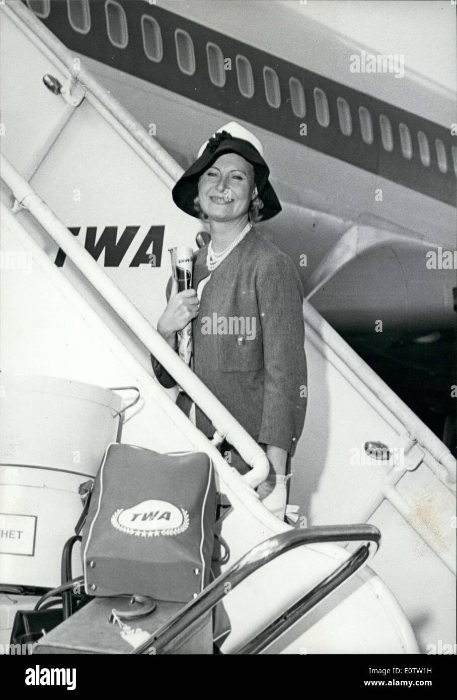Sett. 16, 1960 - indossando una cloche hat e molto elegante abito grigio, Michele Morgan sinistra Orly ieri per New York. Come ogni anno, lei va a Hollywood per trascorrere sei settimane lì con suo figlio Mike, nato 16 anni fa mentre è stata sposata a Bill Marshall. Immagine: Michele Morgan di salire in aereo per New York all'aeroporto di Orly a Parigi. Foto Stock