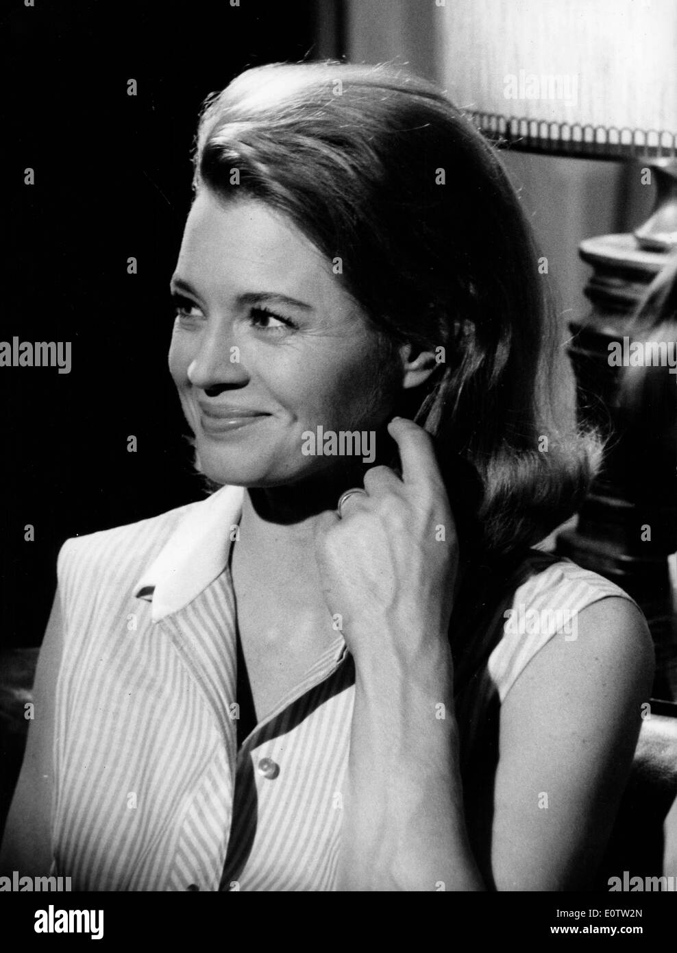 L'attrice Angie Dickinson graffiare il collo Foto Stock