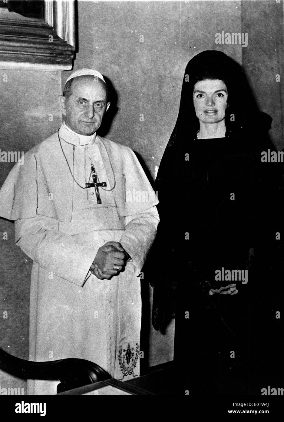 Papa Paolo Vl in piedi con la First Lady Jackie Kennedy Foto Stock
