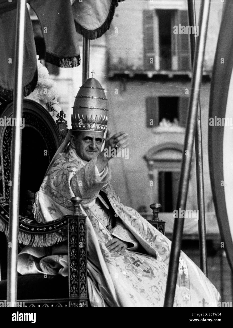 Papa Paolo Vl con il mitre episcopali durante una parata Foto Stock