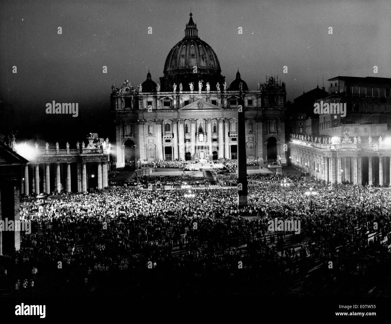 Vaticano illuminata durante una cerimonia di Paolo VI Foto Stock