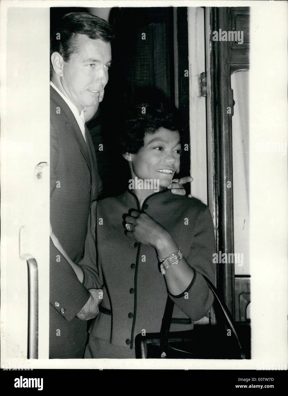 Agosto 08, 1960 - Esotica Songstress Eartha Kitt arriva Ã¢â'¬â€oe esotici canto americano star, Eartha Kitt, arrivati alla stazione di Paddington Foto Stock