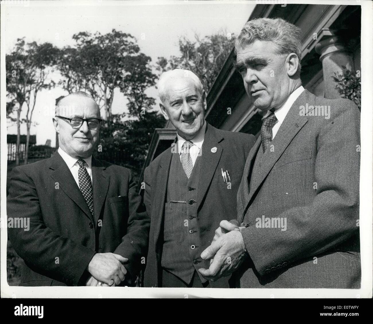 Agosto 08, 1960 - T.U.C Segretari Generali - Passato, Presente e futuro. OPS: nella foto insieme a Douglas Isle of Man, dove il sindacato Congresso si svolge, sono tre T.U.C segretari generali del passato, del presente e del futuro. Passato, Signore citrino, centro; presente, Sir Vincent Tewson, sinistra; e futuro, il sig. George Woodcock, destra. Foto Stock