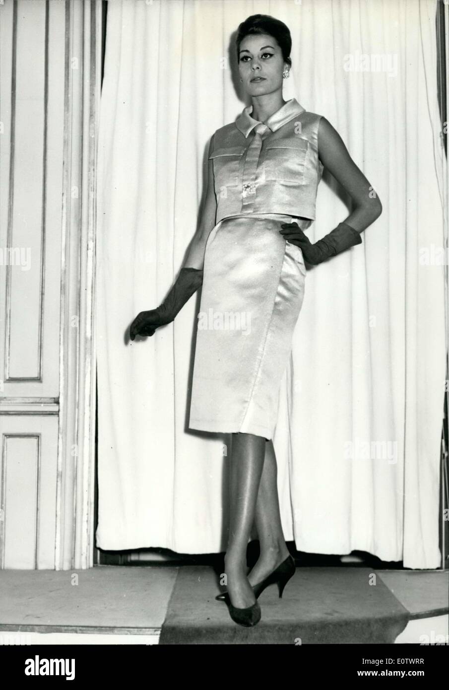 Agosto 13, 1960 - Qui è un pezzo di due abito da cocktail realizzato in oro bianco e lam? Dal designer Jean Patou. a Foto Stock