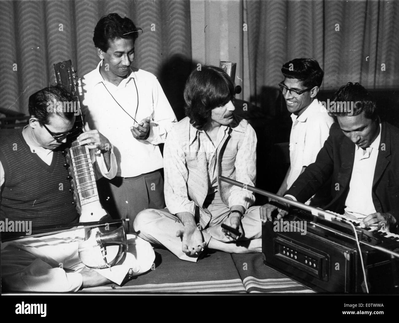 Beatle George Harrison in studio di registrazione Foto Stock