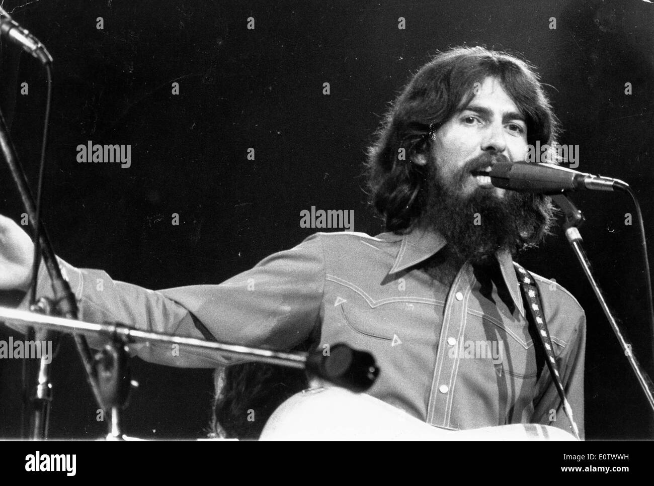 Beatle George Harrison esecuzione durante un concerto Foto Stock