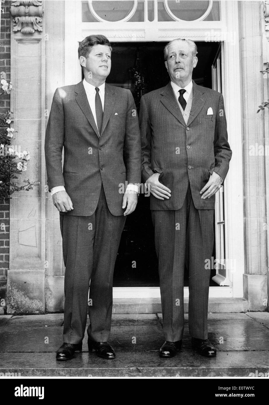 Harold Macmillan e del presidente Kennedy chat su una porta Foto Stock
